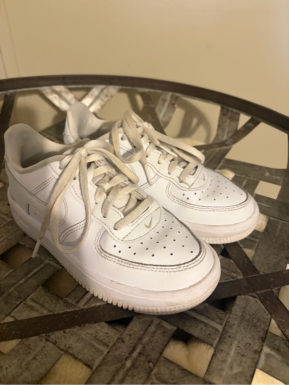 Nike Kids White Low-Top Sneakers with Cream Laces - Picture 4 of 5